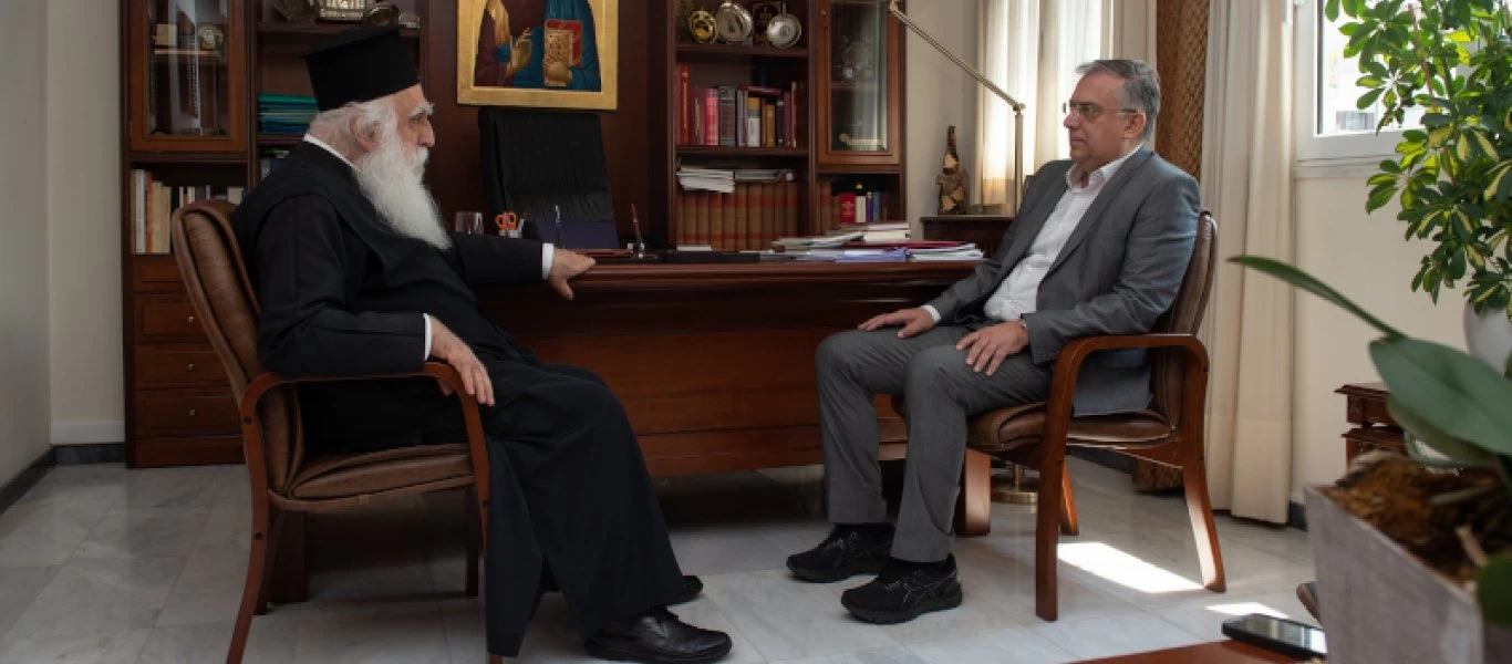 Στα συσσίτια της Ν.Σμύρνης ο Τ.Θεοδωρικάκος - «Ούτε ένας πολίτης δεν πρέπει να μείνει αβοήθητος» (φώτο)